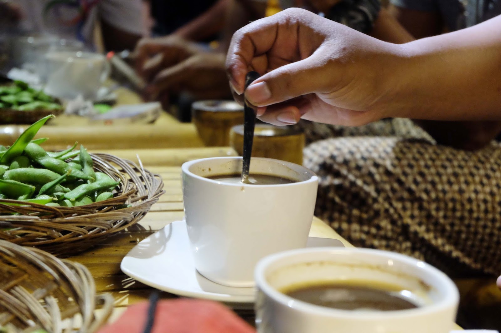 Mampir di Kafe Kolong Jember, Tempat Ngopi Modern yang Unik - cewealpukat.com