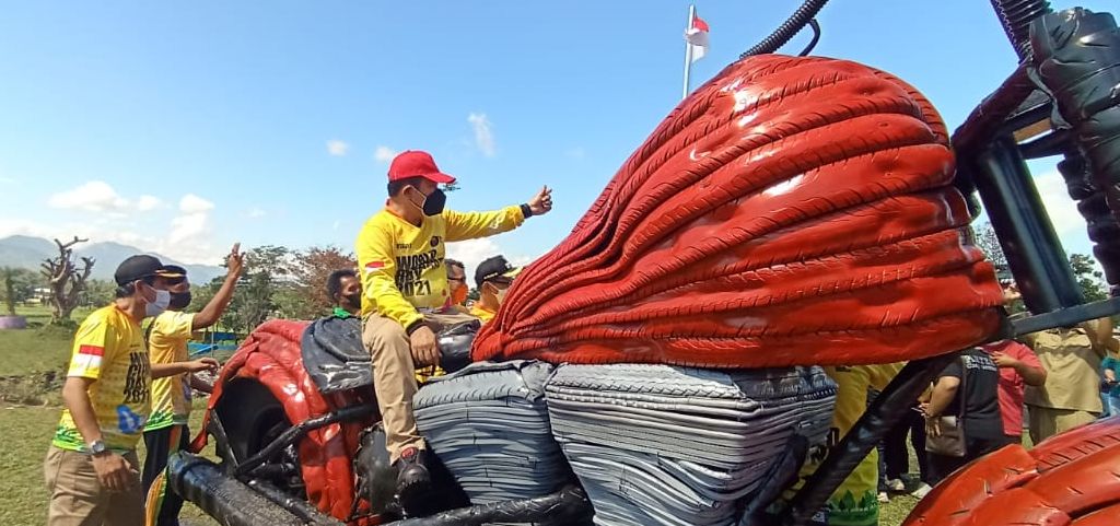 Inilah Designer Replika Moge Raksasa dari Limbah Ban - Kabar Rakyat