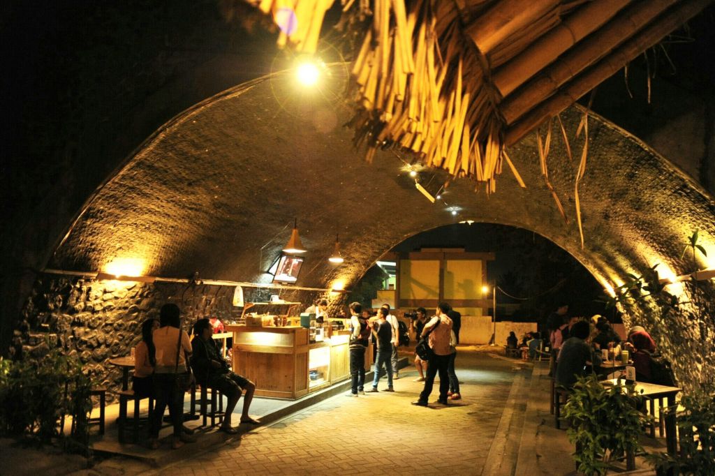 Cerianya Ngopi Di Cafe Kolong Jember - Wisatabloid